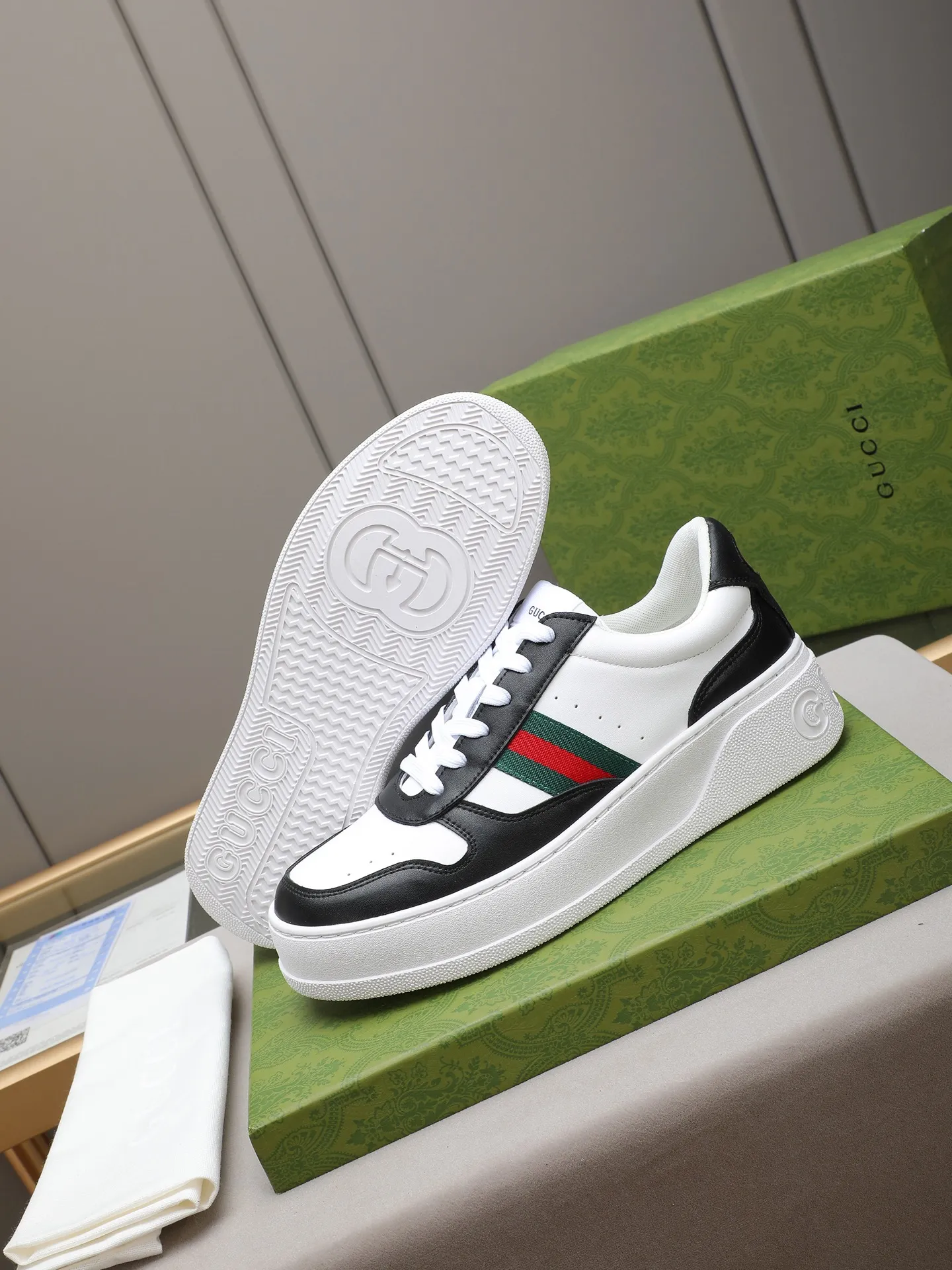PP420 new men's shoes GUCCI fashion trend, made of first-layer calfskin➕breathable mesh lining! The foot feels super comfortable and the workmanship is impeccable. The original ultra-light outsole, size: 38-44 (45 customized), 5 colors to choose from!